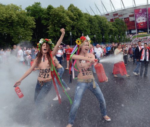 167224 Aktivistki Femen Proveli Aktsiju Pered Matchem Otkrytija Evro 2012